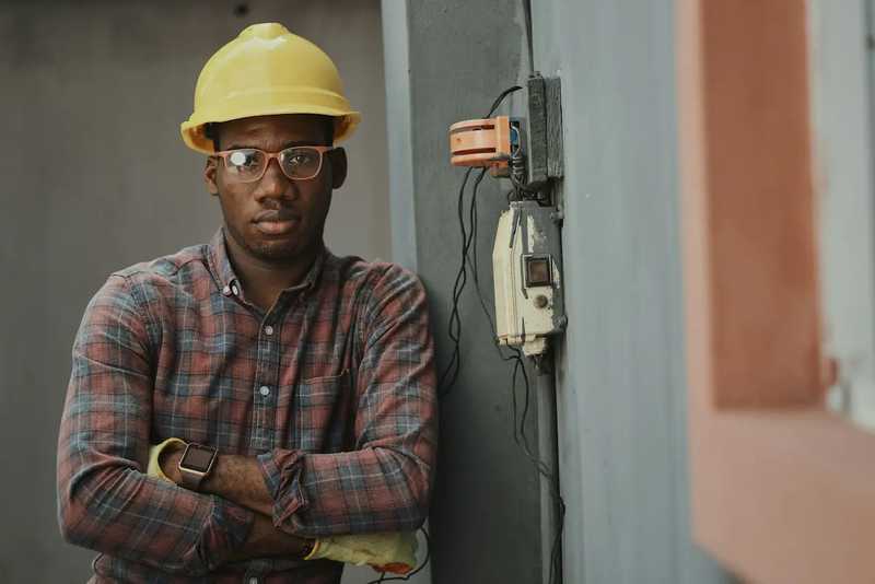 homme de chantier casque