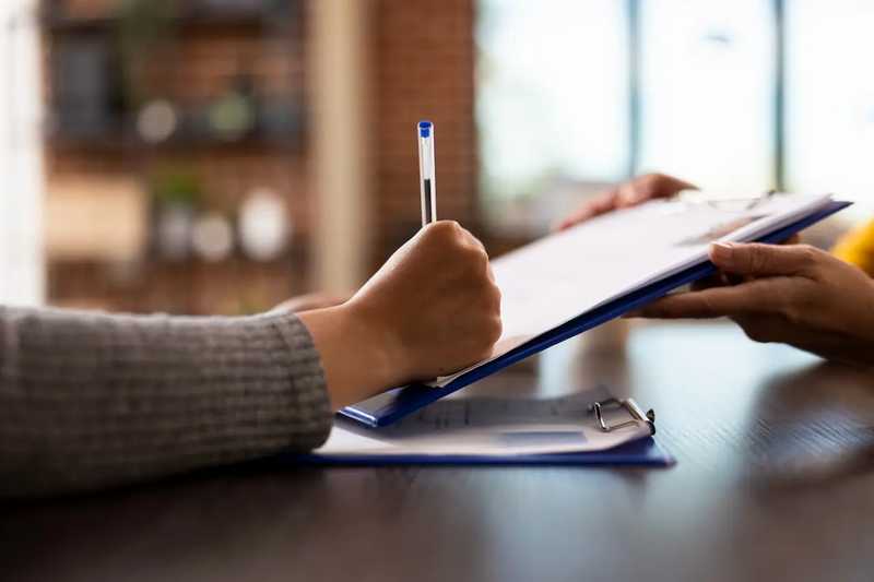 personne qui signe un doc