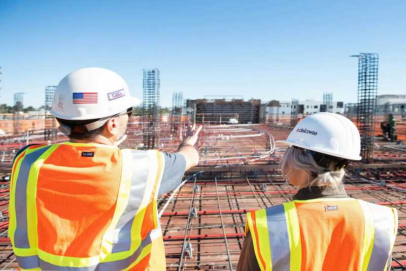 deux ouvriers sur chantier